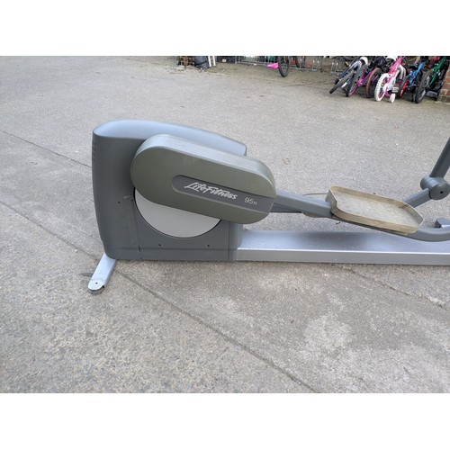 641 - A life Fitness 95xi elliptical cross trainer with heart rate monitor and various fitness modes