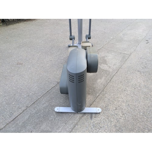 641 - A life Fitness 95xi elliptical cross trainer with heart rate monitor and various fitness modes