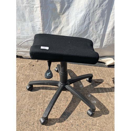 668 - A posturite wheeled and adjustable single leg rest