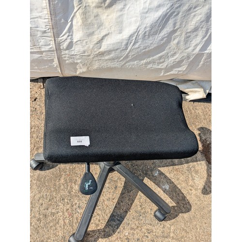 668 - A posturite wheeled and adjustable single leg rest