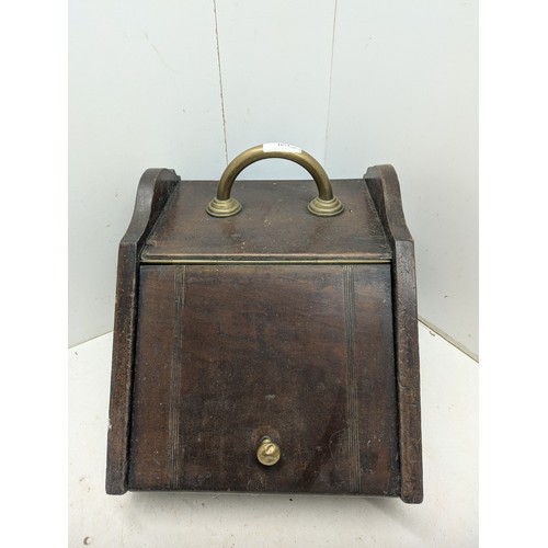 1014 - Antique brass and mahogany coal scuttle.