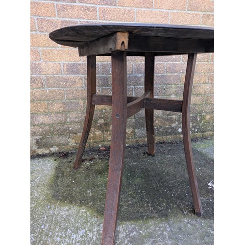 685 - A Vintage oak circular bevelled top table