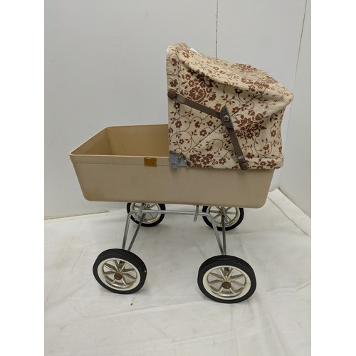 2142 - A vintage toy pushchair