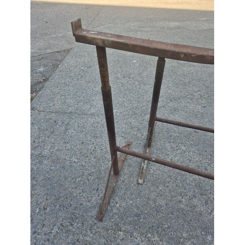 218 - A pair of heavy duty metal tressles