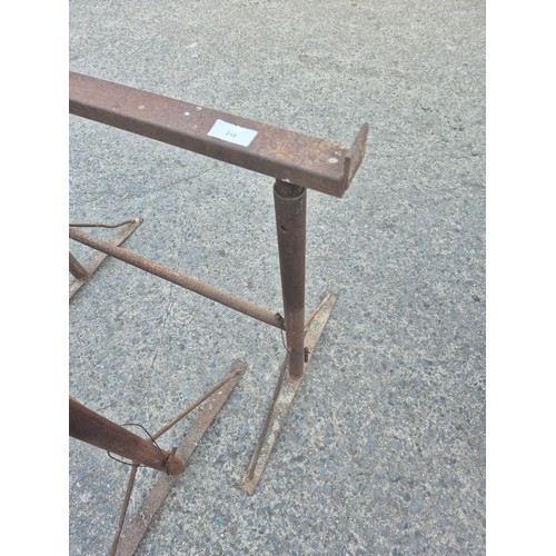 218 - A pair of heavy duty metal tressles