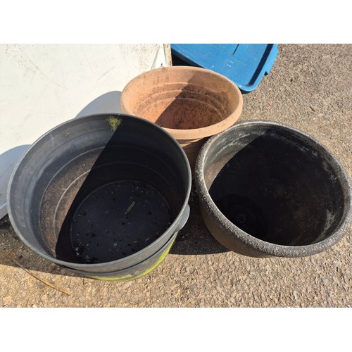 82 - A selection of plastic and concrete plant pots