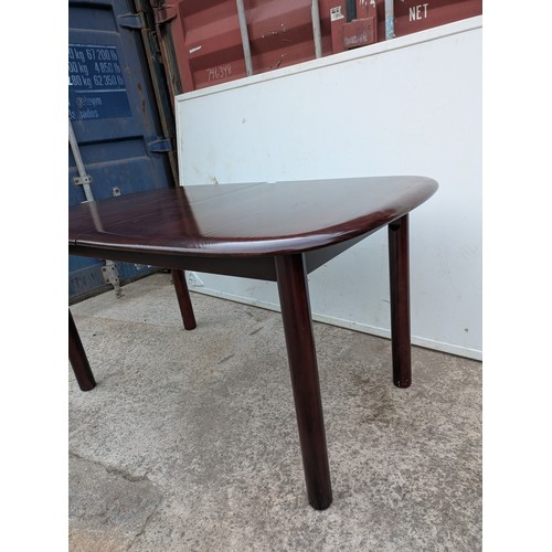 696 - A mahogany extending dining table