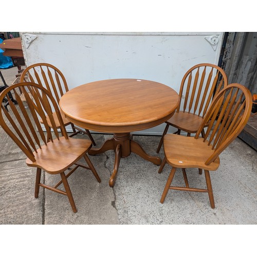 647 - An oak circle dining table with 4 matching dining chairs
