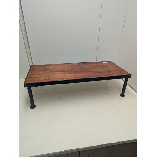 682 - A metal framed step with a wooden base