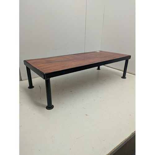 682 - A metal framed step with a wooden base