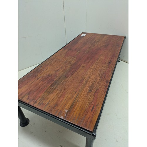 682 - A metal framed step with a wooden base