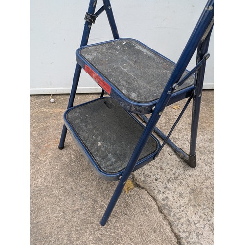 382 - A 2 step collapsible platform