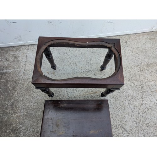 408 - A vintage mahogany occasional table