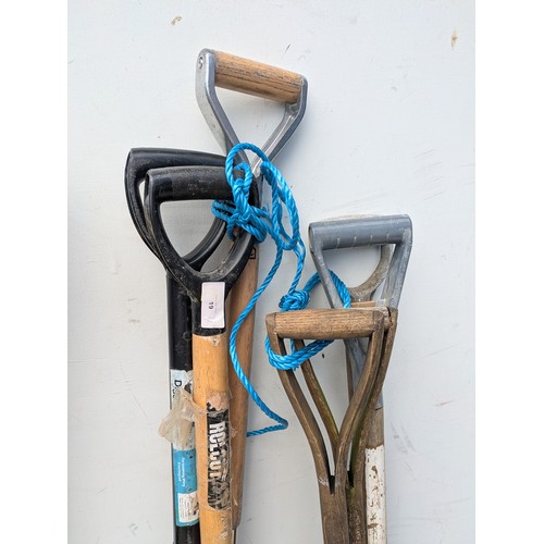 19 - A large quantity of garden forks