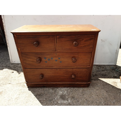 717 - A vintage mahogany 4 drawer graduated chest of drawers