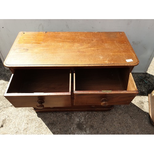 717 - A vintage mahogany 4 drawer graduated chest of drawers
