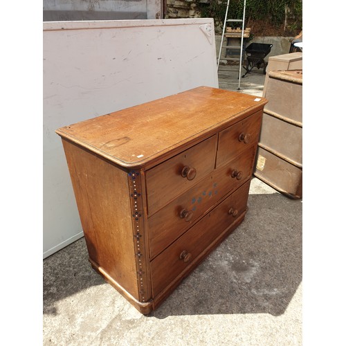 717 - A vintage mahogany 4 drawer graduated chest of drawers