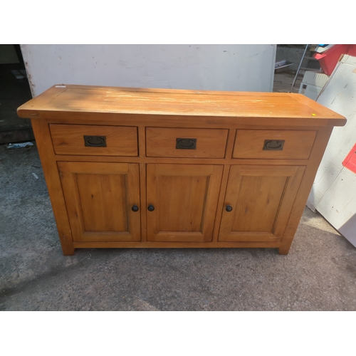 700 - An oak side unit with 2 drawers and cupboard space