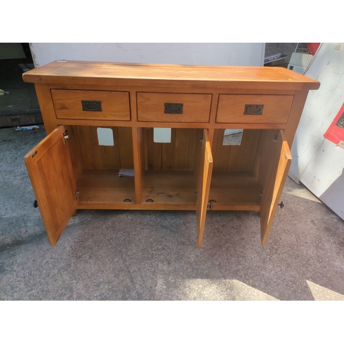 700 - An oak side unit with 2 drawers and cupboard space