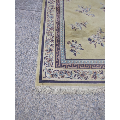 720 - A vintage wool area rug - approx 200x286cm