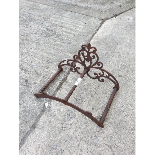 289 - A vintage cast iron boot scraper
