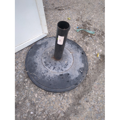 236 - A resin parasol stand