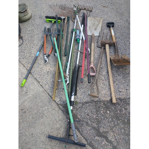 277 - A selection of garden tools