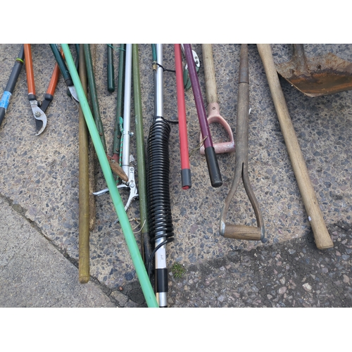 277 - A selection of garden tools