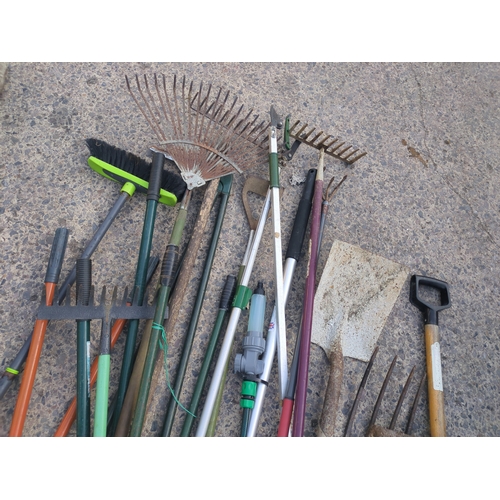 277 - A selection of garden tools