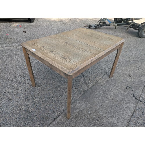 699 - An extending oak dining table