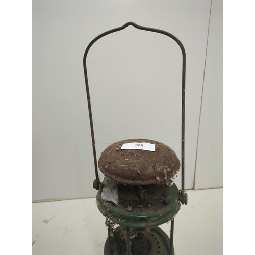 828 - A vintage Aladdin paraffin lamp