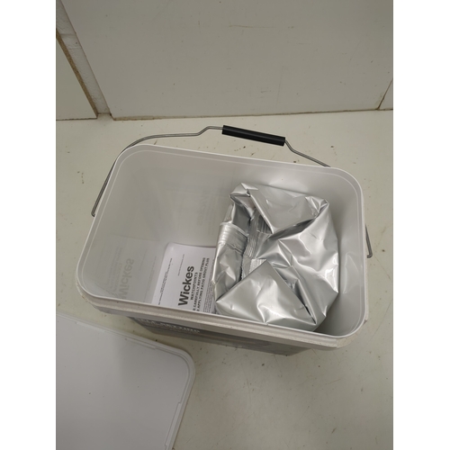 5 - A tub of wickes self setting jointing compound