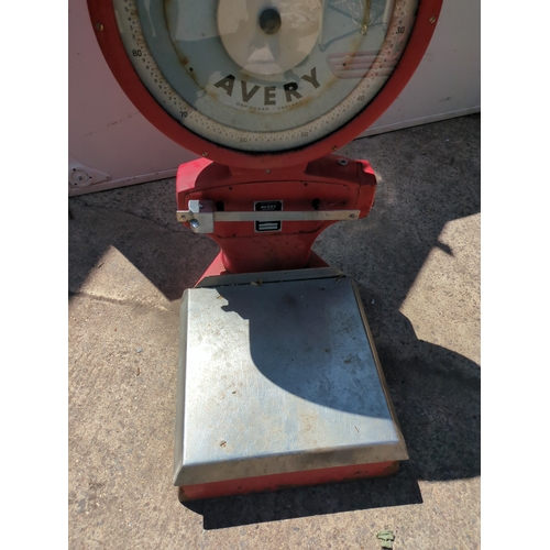 24 - An industrial Avery 110lb scale - 1950s - working