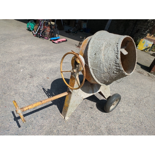 25 - MAC Bristol cement mixer - working