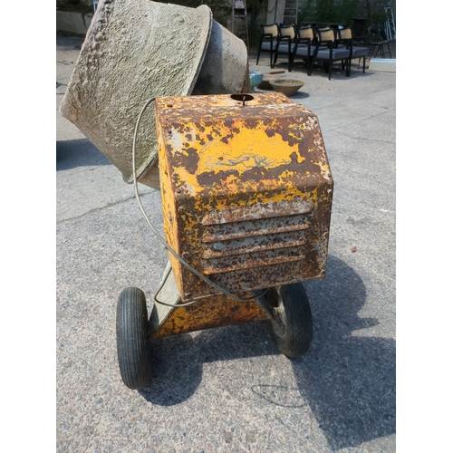 25 - MAC Bristol cement mixer - working
