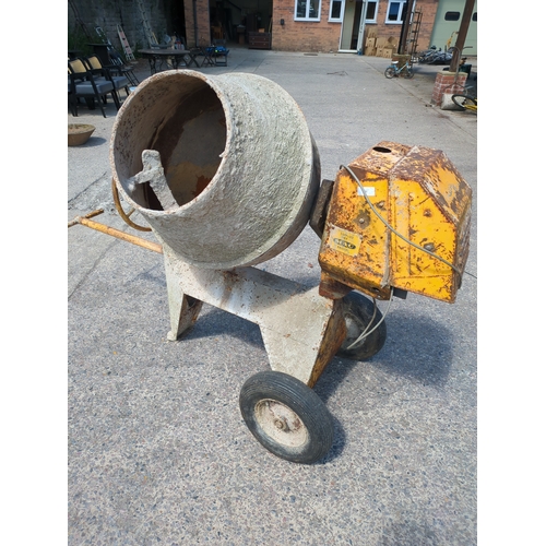 25 - MAC Bristol cement mixer - working