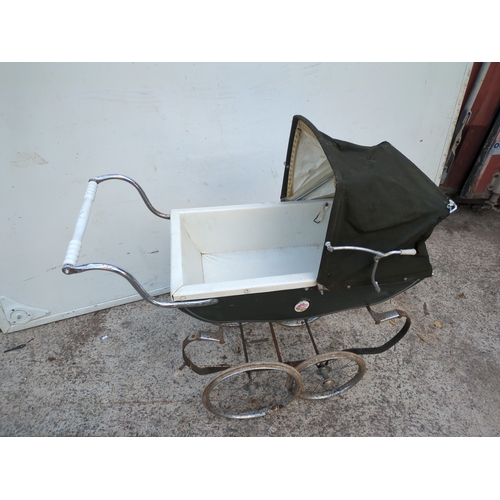 47 - A vintage Silver Cross pram