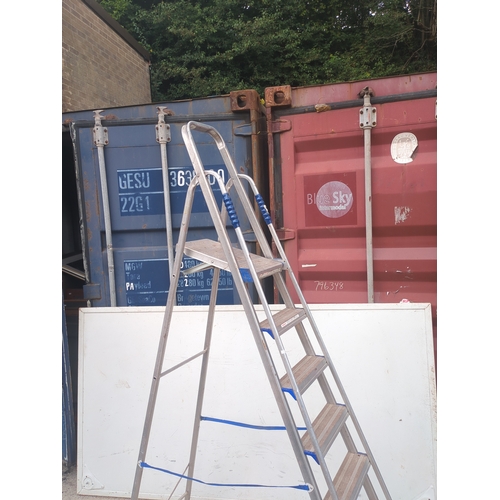 1635 - ABRU Metal Step Ladder