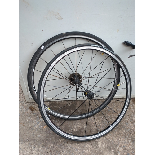 269 - Giant FCR 3 Road Bike with Wheels