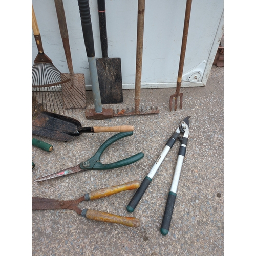 312 - Assorted Garden Hand Tools Set