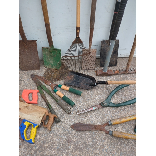 312 - Assorted Garden Hand Tools Set