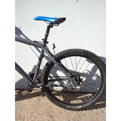 27 - Mongoose Tyax Elite Mountain Bike