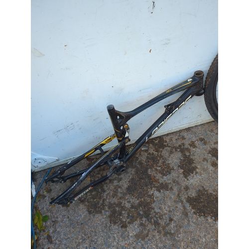 87 - Lapierre Bike Frame and Wheels Lot