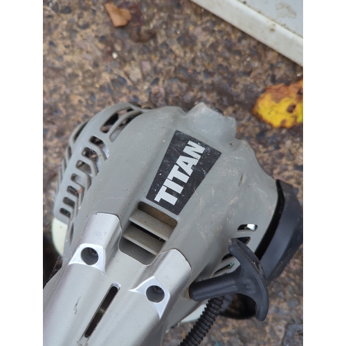 125 - Titan Hedge Trimmer