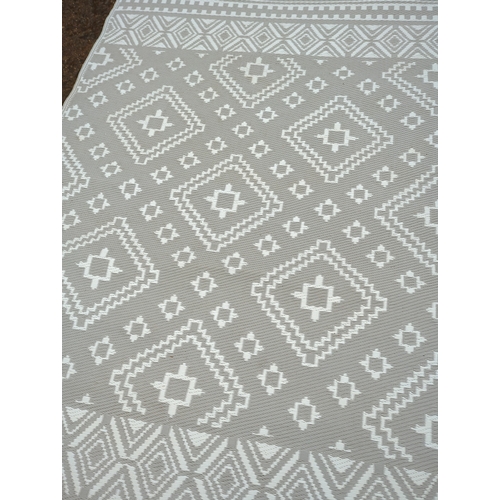 161 - Geometric Pattern Area Rug