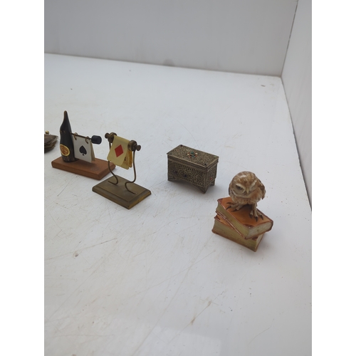 Selection of Decorative Items including Backgammon Signs