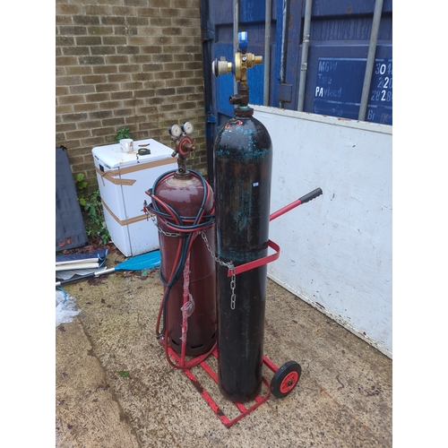 1631 - Oxygen M300 Cylinders with Trolley