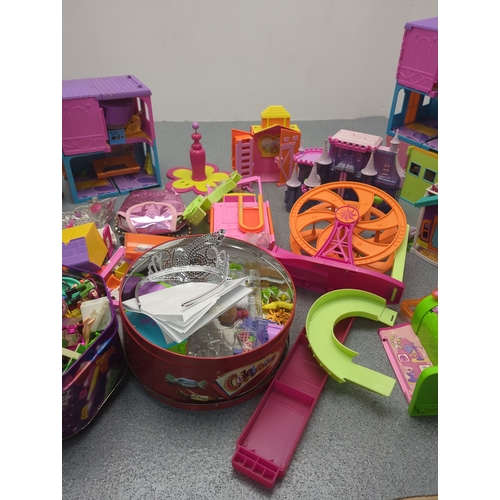 1866 - Lot of Toy Buildings and Accessories