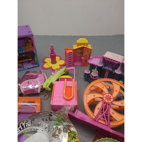 1866 - Lot of Toy Buildings and Accessories