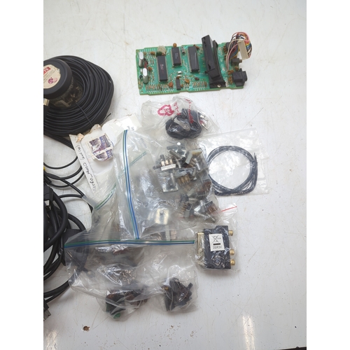 1346 - Selection of Atari 2600 Electronics Components and Cables